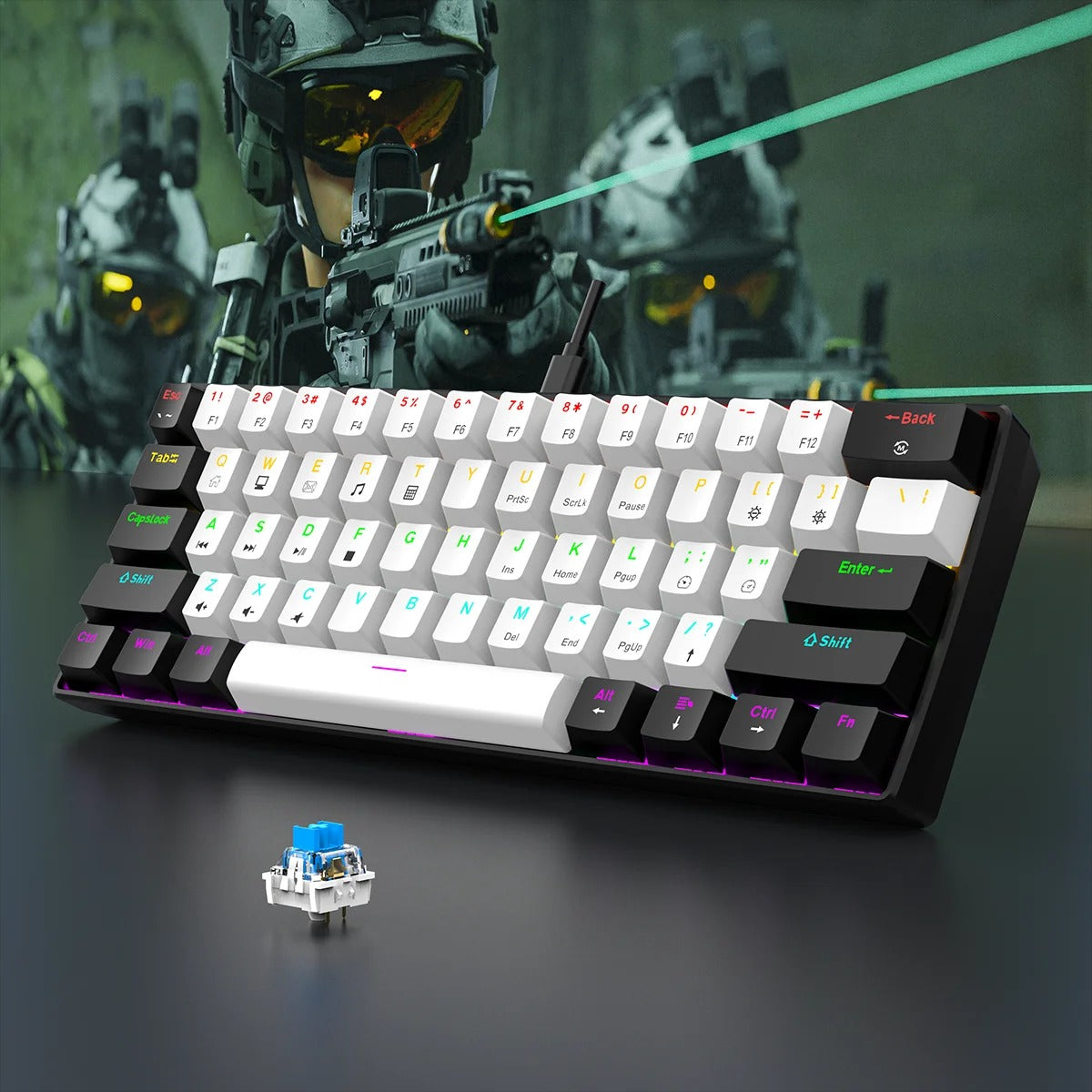 clavier gaming RGB avec soldats tactiques en arriere plan
