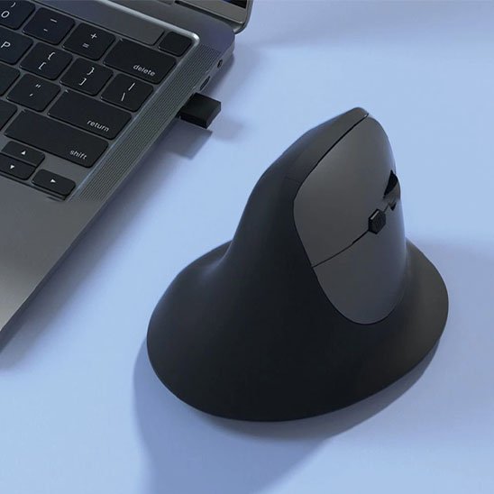Souris ergonomique sans fil sur bureau